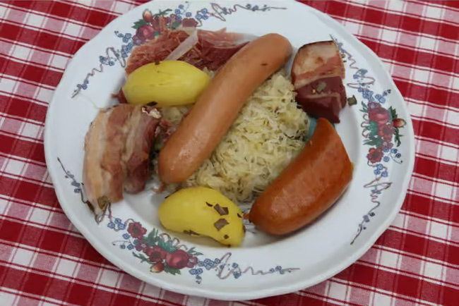 Découvrez les saveurs d'Alsace avec un cours de cuisine à Colmar. Apprenez à cuisiner flammekueche, choucroute et kouglof avec un chef alsacien passionné. À seulement 40 min du gîte à Scherwiller.
