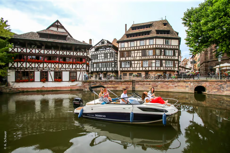 visite Strasbourg en bateau privé avec 1 bouteille de crémant offert au départ du gite de Scherwiller